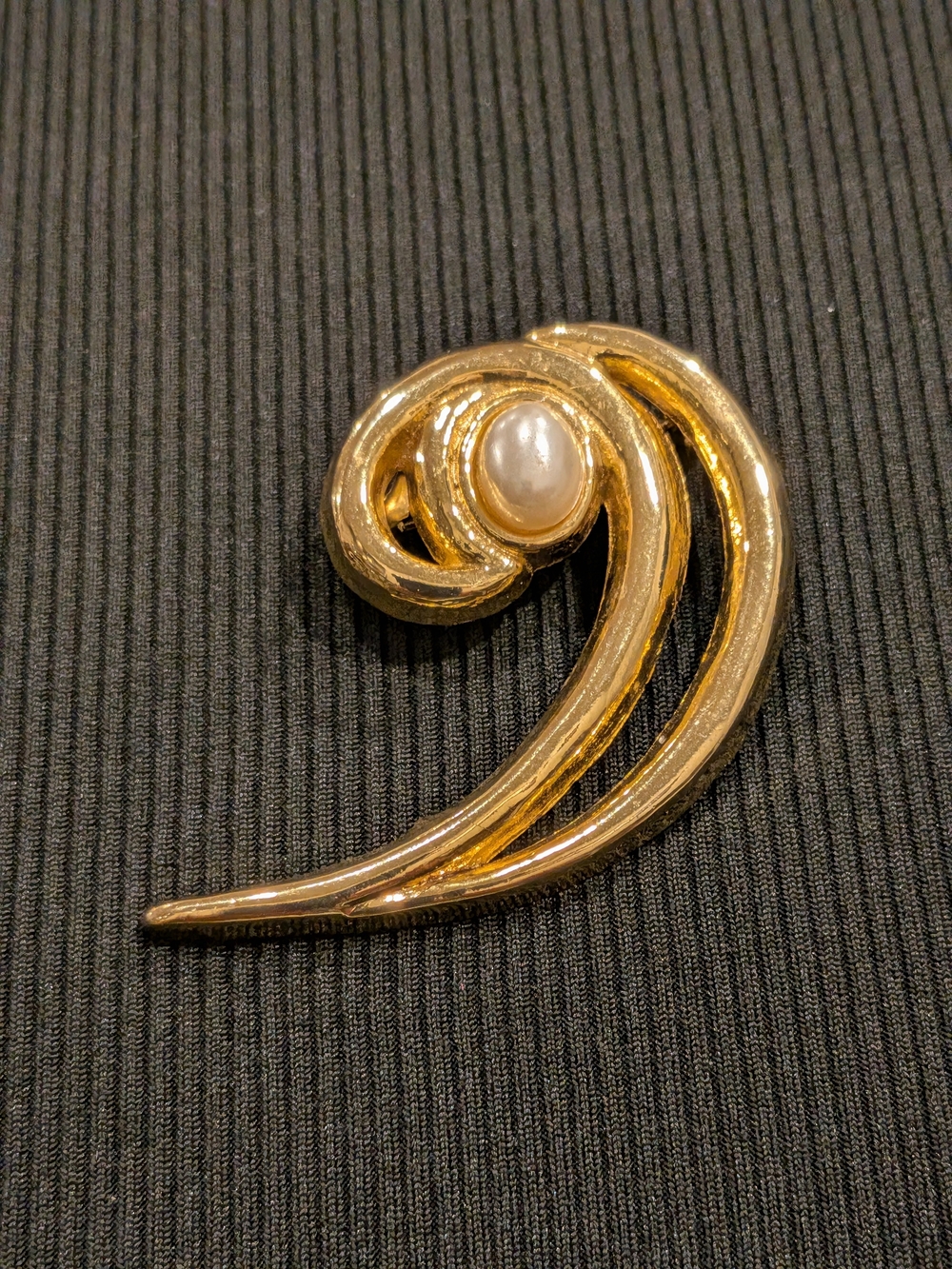 B#5: Vintage 2007s Gold-Tone Swirl Faux Pearl Accent Brooch - Women's Jewelry